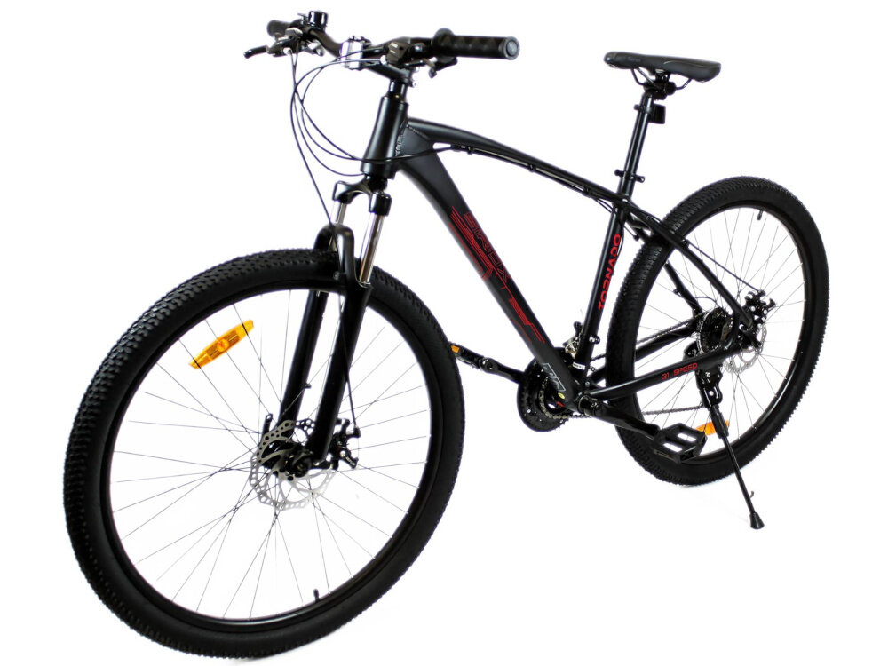 Rower górski MTB SIROX Tornado M18 27.5 cale Czarno-czerwony zbliżenie na stopkę widoczne odblaski na kołach składana stopka w centralnym punkcie ciężkości komplet odblasków podnosi bezpieczeństwo łatwo dostępny dzwonek funkcje wspierają bezpieczne poruszanie się