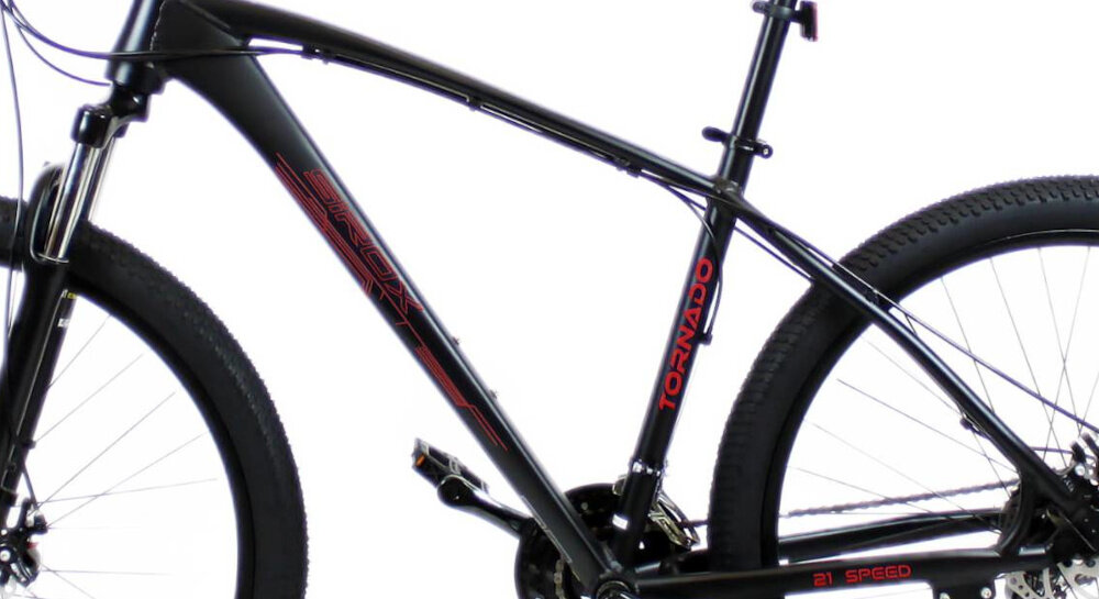Rower górski MTB SIROX Tornado M18 27.5 cale Czarno-czerwony zbliżenie na ramę białe tło 18-calowa aluminiowa ramę rower zwinny lekki łatwo go podnieść odporność na korozję wybór rozmiaru ramy Twój wzrost mierzony w zrelaksowanej pozycji typ roweru dla osób o wzroście od 171 do 176 cm