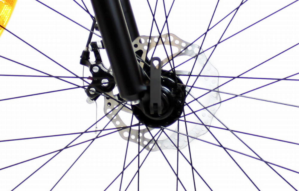 Rower górski MTB SIROX Tornado M18 27.5 cale Czarno-czerwony zbliżenie na tarczę hamulcową podstawa bezpieczeństwa hamulce tarczowe mechaniczne bardzo duża siła hamowania w każdych warunkach pogodowych i na każdej trasie hamulce z przodu i z tyłu podwójny pakiet bezpieczeństwa