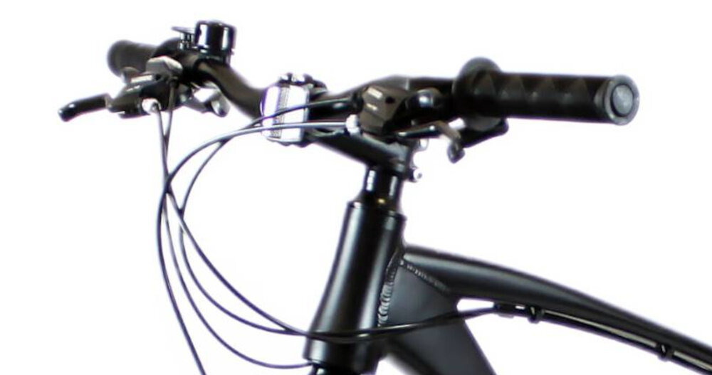 Rower górski MTB SIROX Tornado M18 27.5 cale Czarno-czerwony zbliżenie na kierownicę jasne tło aluminiowa kierownica SIROX szerokość 720 x 31,8 mm aluminiowy wspornik SIROX Ahead stabilność precyzja prowadzenia antypoślizgowe uchwyty kontrola nad rowerem i bezpieczeństwo waga roweru 15 kg