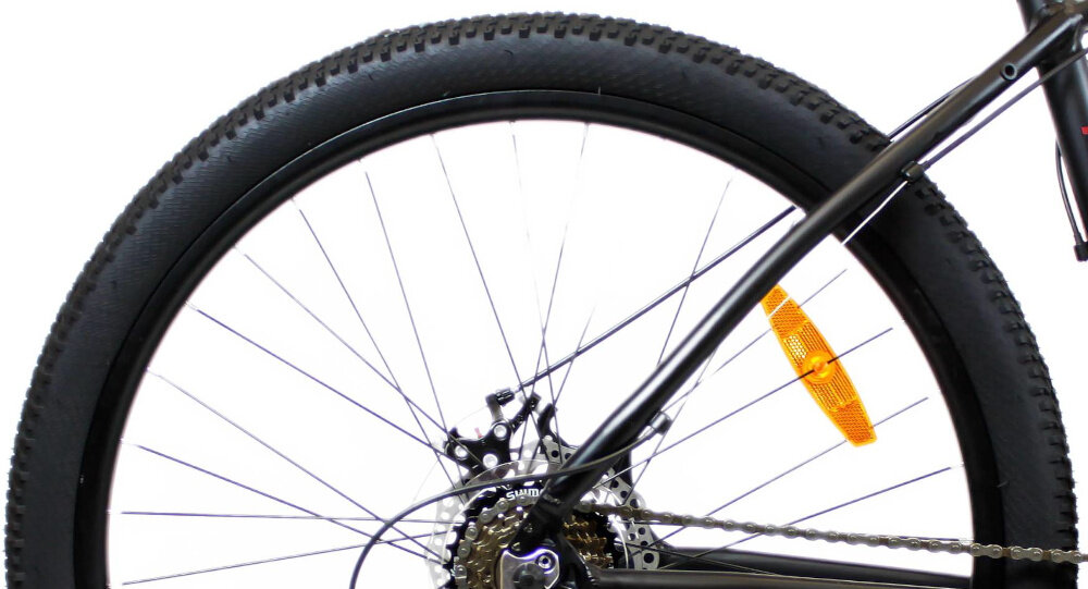 Rower górski MTB SIROX Tornado M19 29 cale Czarno-czerwony zbliżenie na oponę rozmiar koła 29 cali łatwe pokonywanie przeszkód duży kontakt koła z podłożem szerokie opony marki SIROX dobra przyczepność aluminiowe obręcze zachowanie regularnego kształtu kół stabilne trzymanie opony bezpieczna i komfortowa jazda regularne sprawdzanie ciśnienia powietrza wartość na bocznej części opony