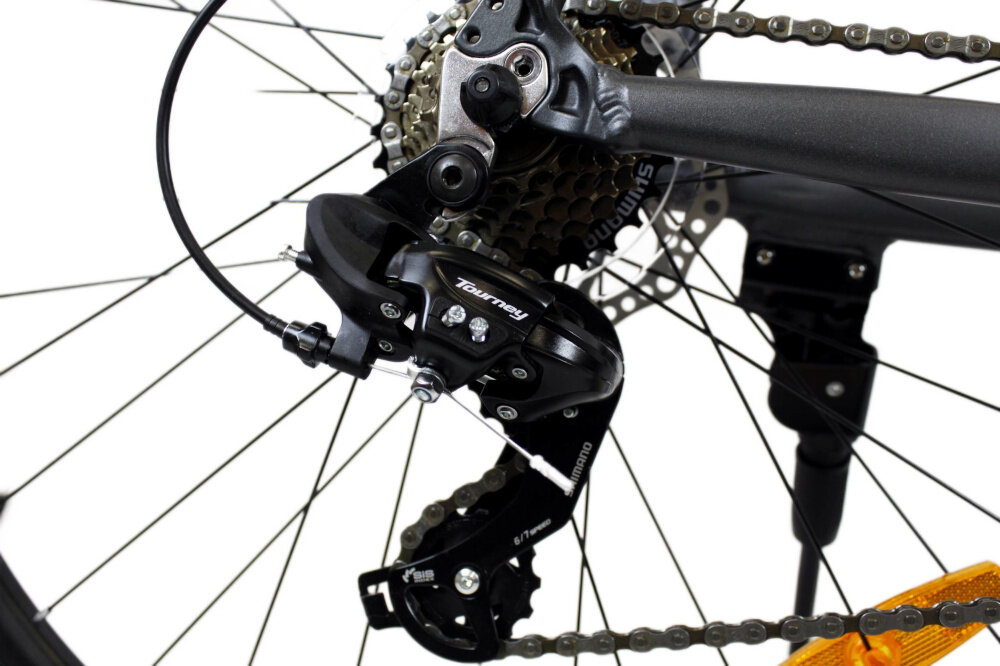 Rower górski MTB SIROX Tornado M19 29 cale Czarno-szary zbliżenie na tylną przerzutkę przerzutki marki SHIMANO 21 przełożeń duża wytrzymałość i sprawne działanie zmiana biegów jest płynna i bezproblemowa przednie i tylne przerzutki SHIMANO Tourney