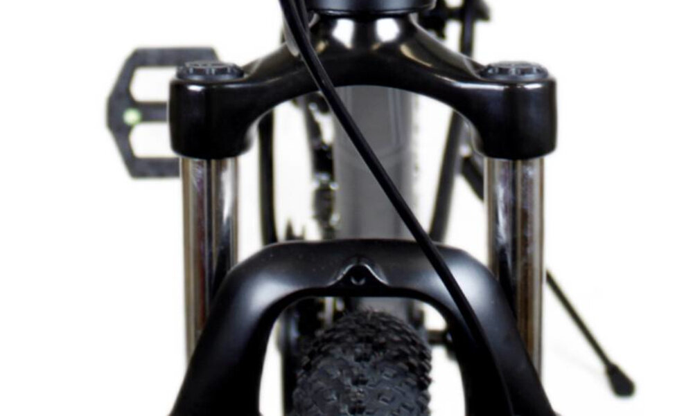 Rower górski MTB SIROX Tornado M19 29 cale Czarno-szary zbliżenie na amortyzator rower typu hardtail przedni aluminiowy amortyzator ZOOM ze skokiem 100 mm ułatwia najeżdżanie na przeszkody niweluje wstrząsy niska masa roweru duża sztywność regulacja za pomocą sprężyny obsługa poprzez manetkę