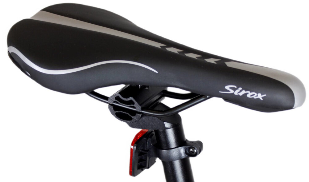 Rower górski MTB SIROX Tornado M19 29 cale Czarno-szary siodełko na białym tle profilowane siodełko marki SIROX typu MTB z centralnym wgłębieniem wysoki komfort jazdy skutecznie redukuje nacisk i poprawia wentylację w newralgicznych strefach pokrycie antypoślizgowym materiałem lekka, aluminiowa sztyca precyzyjne manewrowanie ergonomiczne ułożenie siodełka