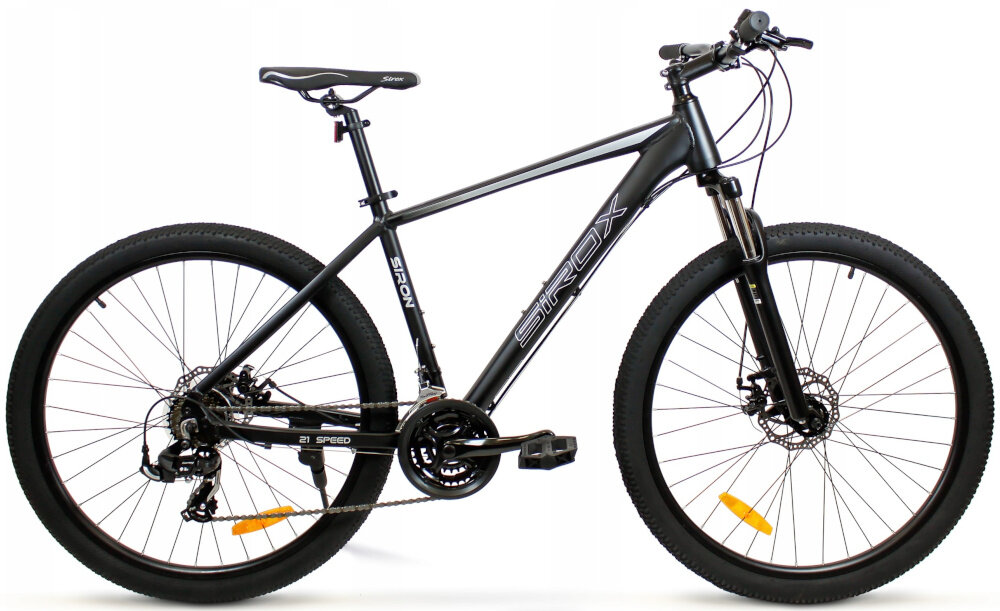 Rower górski MTB SIROX Siron M19 27.5 cala męski Czarny mat rower na jasnym tle widoczny z boku góral pojazd dla sportowców do jazdy wyczynowej uniwersalny dla amatorów zwrotny łatwo wchodzi w zakręty do jazdy w mieście za miastem w lesie na górskim szlaku w błocie nie za głębokim piachu