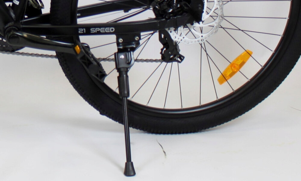 Rower górski MTB SIROX Siron M19 27.5 cala męski Czarny mat zbliżenie na stopkę widoczne odblaski na kołach składana stopka w centralnym punkcie ciężkości komplet odblasków podnosi bezpieczeństwo łatwo dostępny dzwonek funkcje wspierają bezpieczne poruszanie się