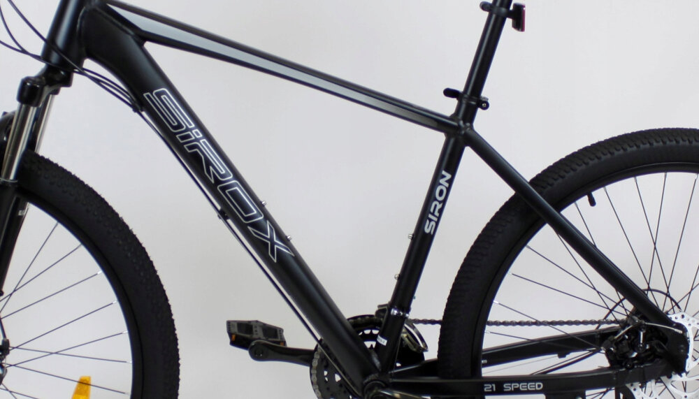 Rower górski MTB SIROX Siron M19 27.5 cala męski Czarny mat zbliżenie na ramę białe tło 19-calowa aluminiowa ramę rower zwinny lekki łatwo go podnieść odporność na korozję wybór rozmiaru ramy Twój wzrost mierzony w zrelaksowanej pozycji typ roweru dla osób o wzroście od 174 do 180 cm