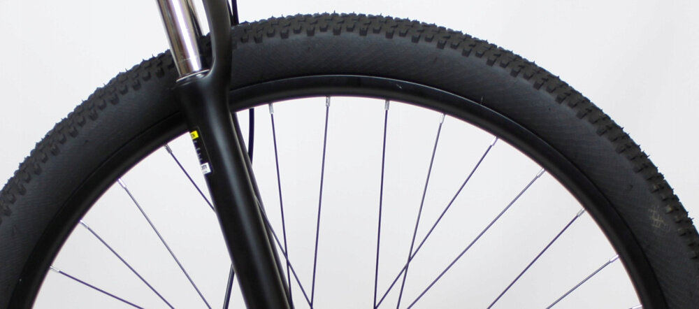 Rower górski MTB SIROX Siron M19 27.5 cala męski Czarny mat zbliżenie na oponę rozmiar koła 27,5 cali łatwe pokonywanie przeszkód duży kontakt koła z podłożem szerokie opony marki SIROX dobra przyczepność aluminiowe obręcze zachowanie regularnego kształtu kół stabilne trzymanie opony bezpieczna i komfortowa jazda regularne sprawdzanie ciśnienia powietrza wartość na bocznej części opony