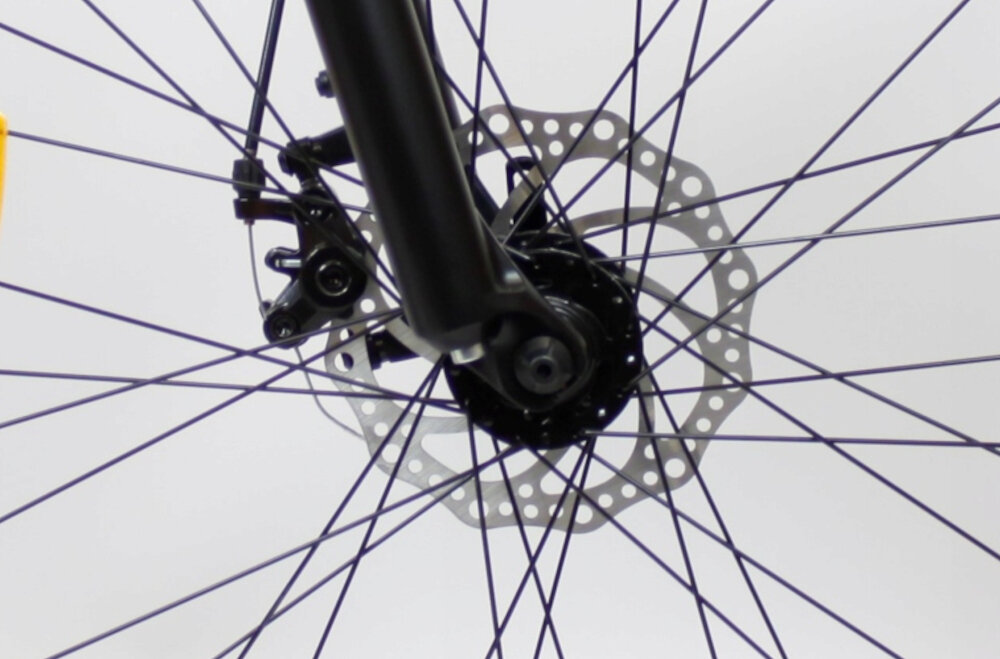 Rower górski MTB SIROX Siron M19 27.5 cala męski Czarny mat zbliżenie na tarczę hamulcową podstawa bezpieczeństwa hamulce tarczowe mechaniczne bardzo duża siła hamowania w każdych warunkach pogodowych i na każdej trasie hamulce z przodu i z tyłu podwójny pakiet bezpieczeństwa