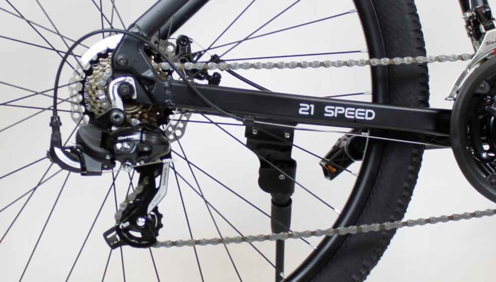 Rower górski MTB SIROX Siron M19 27.5 cala męski Czarny mat zbliżenie na tylną przerzutkę przerzutki marki SHIMANO 21 przełożeń duża wytrzymałość i sprawne działanie zmiana biegów jest płynna i bezproblemowa przednie i tylne przerzutki SHIMANO Tourney