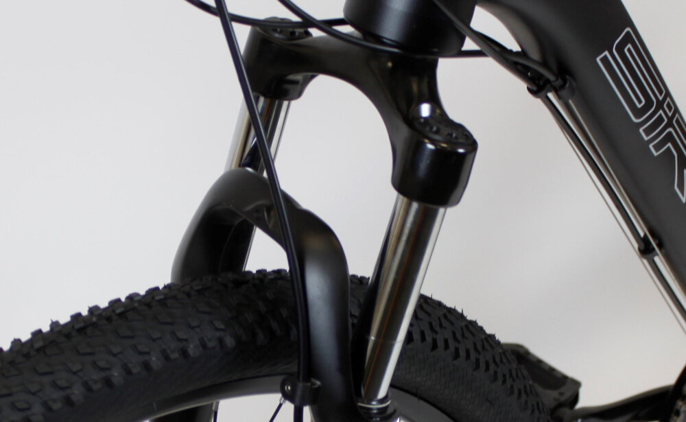 Rower górski MTB SIROX Siron M19 27.5 cala męski Czarny mat zbliżenie na amortyzator rower typu hardtail przedni aluminiowy amortyzator ZOOM ze skokiem 100 mm ułatwia najeżdżanie na przeszkody niweluje wstrząsy niska masa roweru duża sztywność regulacja za pomocą sprężyny obsługa poprzez manetkę