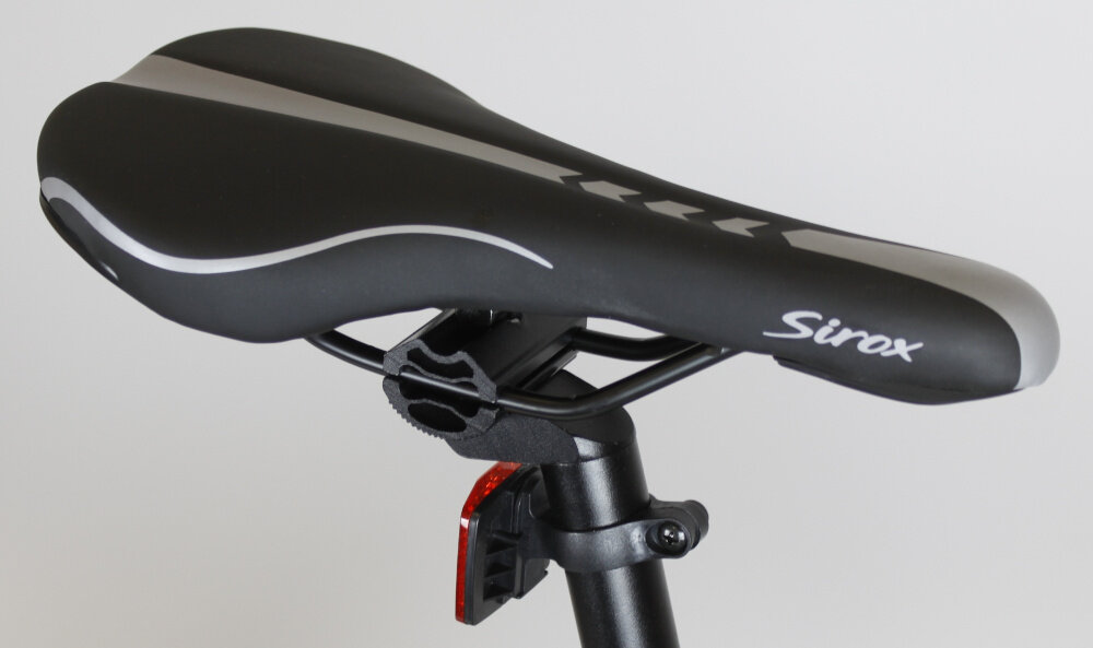 Rower górski MTB SIROX Siron M19 27.5 cala męski Czarny mat siodełko na jasnym tle profilowane siodełko marki SIROX typu MTB z centralnym wgłębieniem wysoki komfort jazdy skutecznie redukuje nacisk i poprawia wentylację w newralgicznych strefach pokrycie antypoślizgowym materiałem lekka, aluminiowa sztyca precyzyjne manewrowanie ergonomiczne ułożenie siodełka