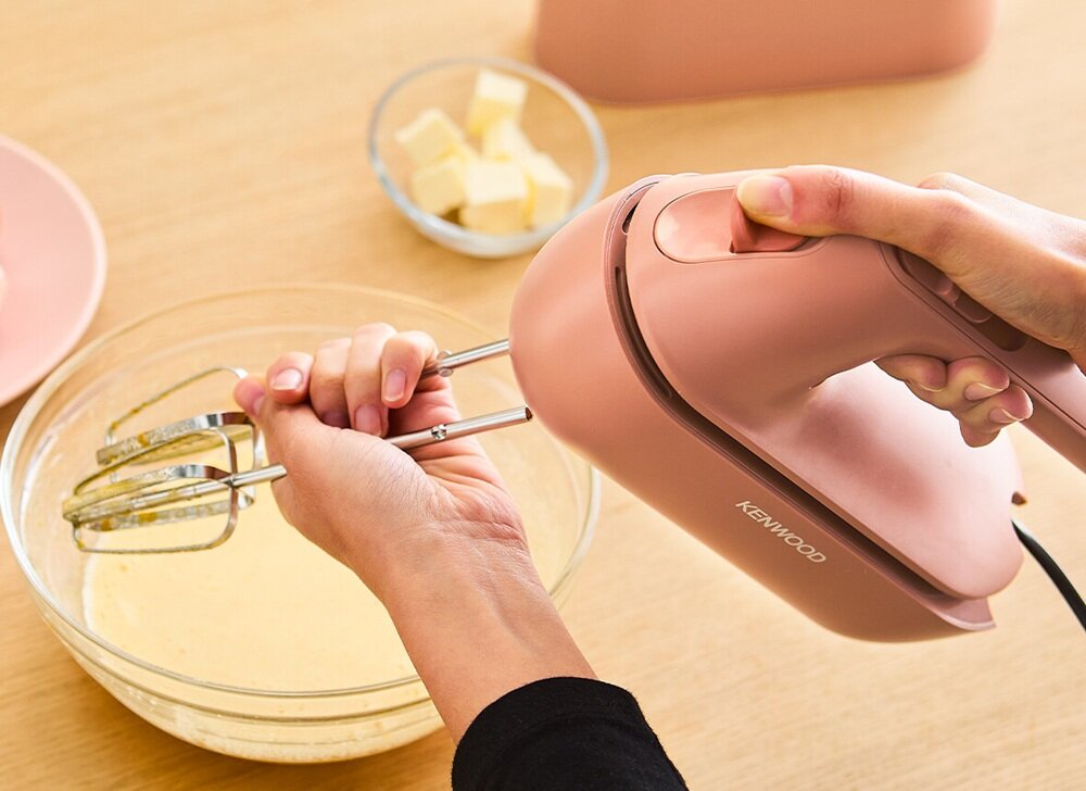 Mikser KENWOOD QuickMix Go HMP40.000RD Pomarańczowy przycisk zwalniania mieszadeł, bez przypadkowego odpięcia końcówek, większy porządek i spokój