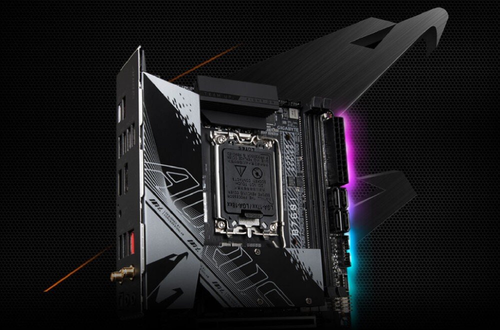 Komputer MAD DOG GeForce RTX5060 DLSS 4 Reflex Edition 2 PREDATOR-I01WB32WHV2 Czarna płyta główna mini-ITX z widocznym gniazdem procesora LGA1700, ozdobną osłoną radiatora z napisem 'Aorus' i podświetleniem RGB z boku, płyta główna, kompatybilność, smart fan 6, łączność
