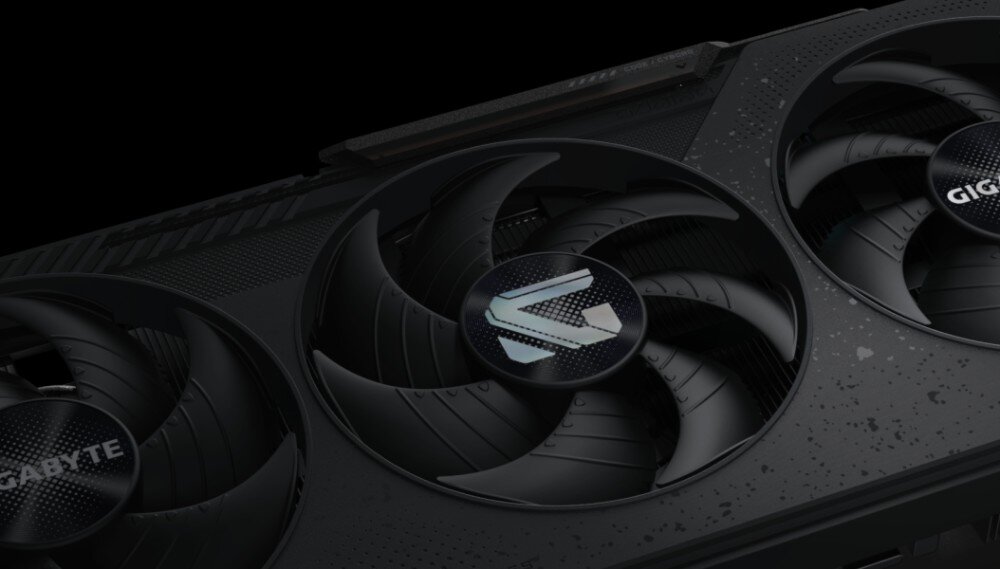 Karta graficzna GIGABYTE GeForce RTX 5070 Gaming OC 12GB Zbliżenie na wentylatory Hawk z aerodynamicznym kształtem łopatek i subtelnym logotypem producenta