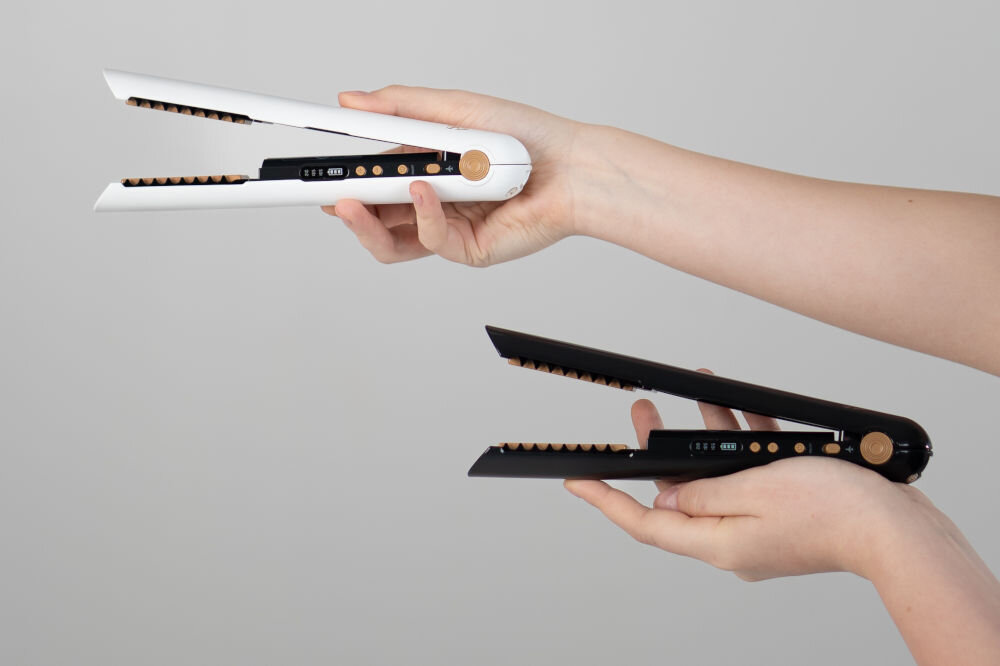 Prostownica SKINVIBE Luna Miniwireless SV-003WH Biały 210 stopni jasne tło osoby trzymają w rękach białą i czarną prostownicę otwarta pozycja widoczne przyciski zaawansowana technologia minimalistyczny design klasyczna biel mechanizm blokady płytek bezpieczne przechowywanie i transport ergonomiczna konstrukcja komfort użytkowania łatwa przyjemna stylizacja