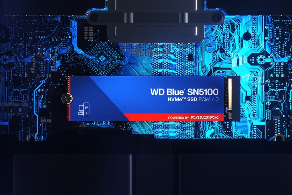 Dysk SANDISK WD Blue SN5100 Dysk SSD M.2 umieszczony poziomo w centralnej części na tle jasnoniebieskich, świecących ścieżek elektrycznych i obwodów płyty głównej komputera, interfejs, prędkość, technologia
