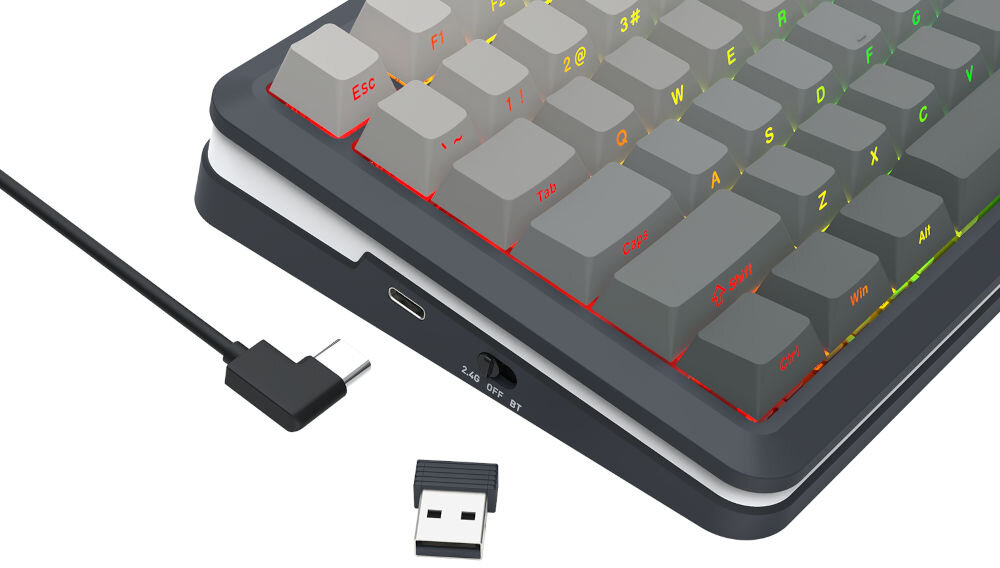 Klawiatura K708GG-RGB-PRO Flekact wszechstronność połączeń dzięki trzem różnym trybom
połączenia - tryb bezprzewodowy 2,4 GHz, Bluetooth, przewodowy za pomocą odłączanego kabla USB-A / USB-C o długości 1,5 m
(przewód w zestawie)
wbudowany akumulator o pojemności 4000 mAh oferujący do kilku dni pracy bez potrzeby ładowania, produkt na białym tle, kabel zakończony wtyczką USB-C, adapter USB-A 2,4 GHz