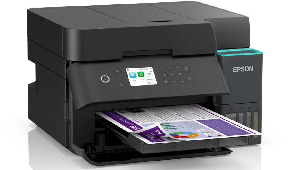 Urządzenie wielofunkcyjne EPSON EcoTank L6370 Druk w kolorze, Automatyczny druk dwustronny, Wi-Fi prezentacja urządzenia od przodu na białym tle pod kątem z wychodzącą wydrukowaną kartką kolorowy wydruk zdjęć efektowne dokumenty