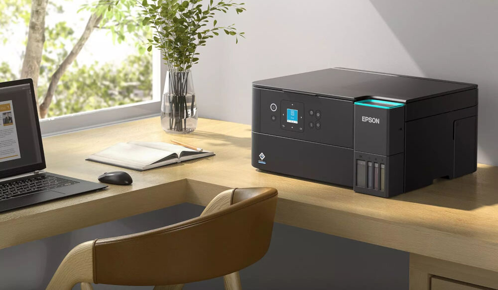 Urządzenie wielofunkcyjne EPSON EcoTank L4360 Druk w kolorze, Automatyczny druk dwustronny, Wi-Fi prezentacja urządzenia na biurku obok dokumenty i laptop bezprzewodowe połączenie Wi-Fi wygoda pracy bez kabli