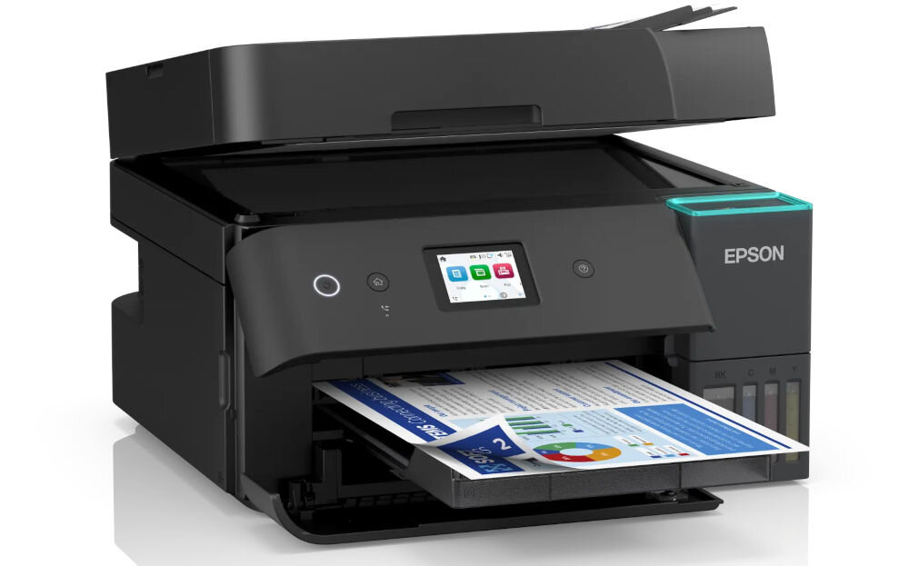 Drukarka EPSON EcoTank L6390 Druk w kolorze, Automatyczny druk dwustronny, Wi-Fi prezentacja urządzenia od przodu pod kątem na białym tle z wydrukowaną kartką z otwartym skanerem kolorowy wydruk zdjęć efektowne dokumenty