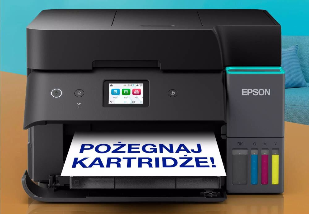 Drukarka EPSON EcoTank L6390 Druk w kolorze, Automatyczny druk dwustronny, Wi-Fi prezentacja urządzenia na szafce niebieska ściana wydajność atramentu wydłużenie czasu pracy