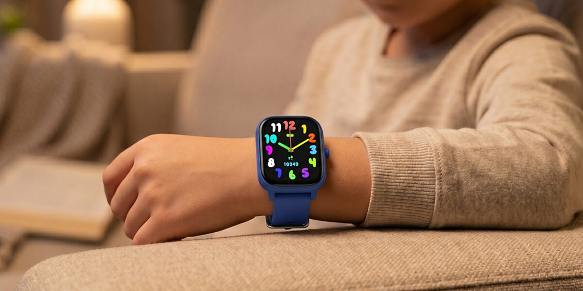Niebieski smartwatch Denver SWK-120BU na ręce dziecka, idealny do codziennego noszenia.