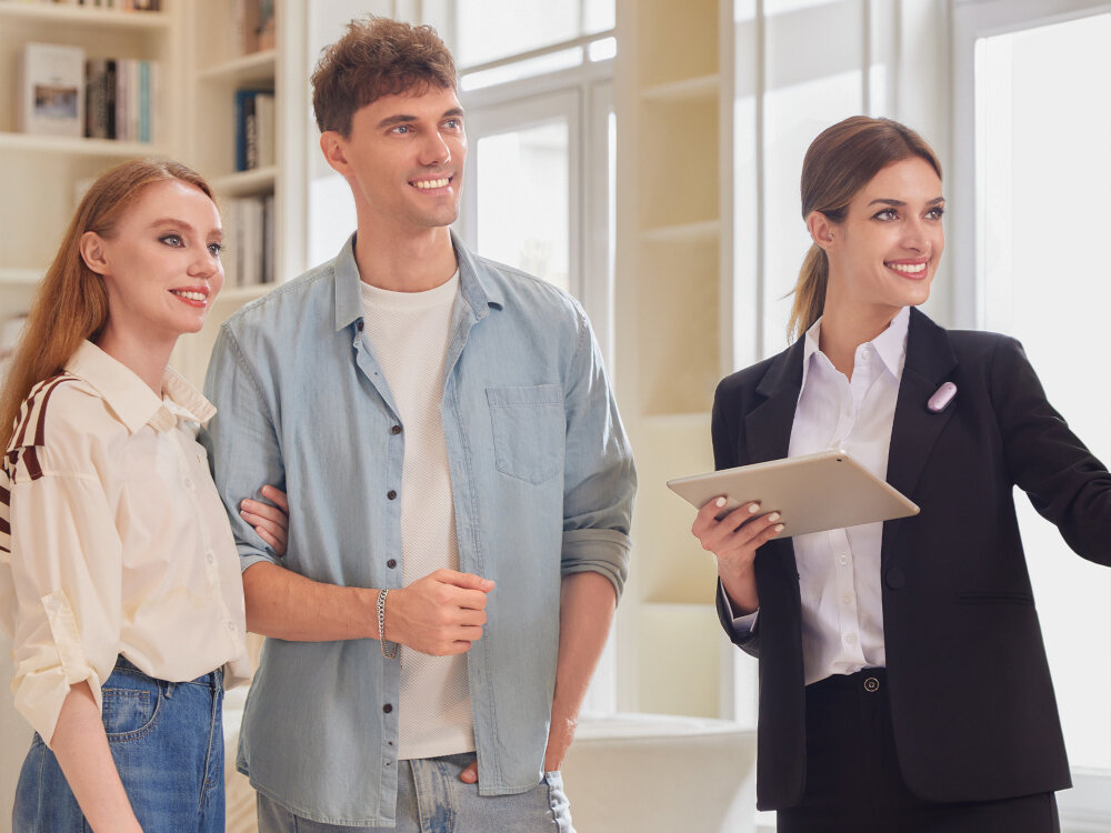 Dyktafon AI PLAUD NotePin notatki transkrypcje ChatGPT Gemini Pro Claude Sonnet, osoby uczestniczące w spotkaniu biznesowym, osoba z przypiętym dyktafonem