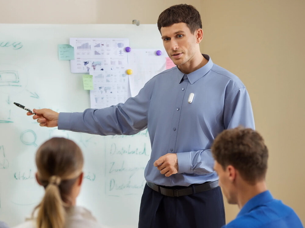 Dyktafon AI PLAUD NotePin asystent raporty notatki podsumowania profesjonalistów, osoby uczestniczące w spotkaniu biznesowym, osoba z przypiętym dyktafonem