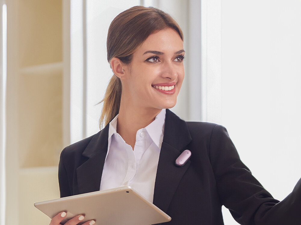 Dyktafon AI PLAUD NotePin nagrywanie transkrypcja podsumowanie, osoba z przypiętym dyktafonem