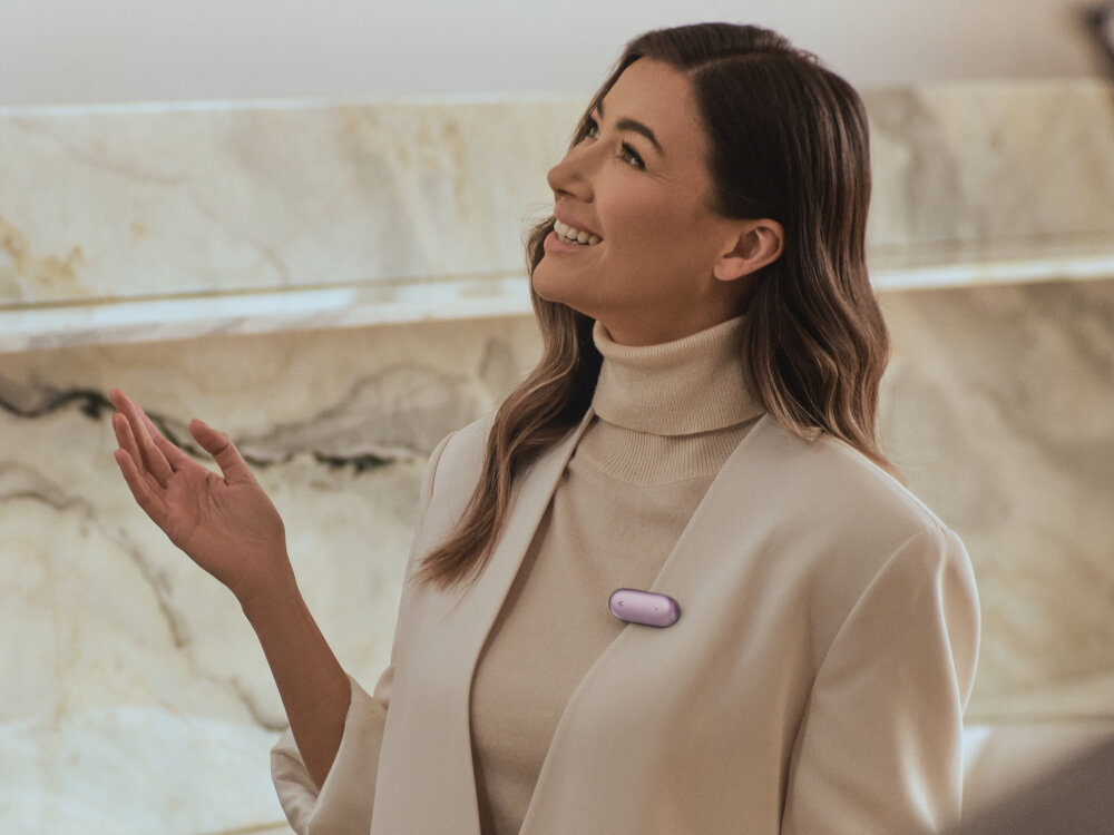 Dyktafon AI PLAUD NotePin kompaktowy mikrofony MEMS redukcja szumów LED osoba z przypiętym dyktafonem