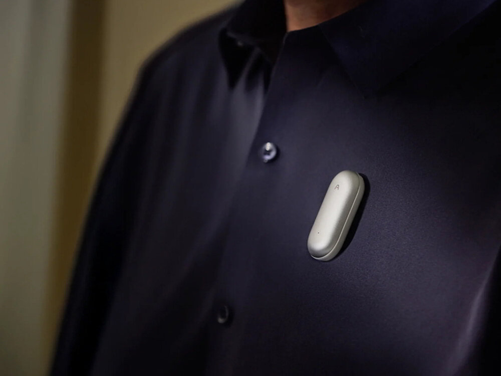 Dyktafon AI PLAUD NotePin nagrywanie 20h tryb czuwania 40dni Google Microsoft, osoba z przypiętym dyktafonem