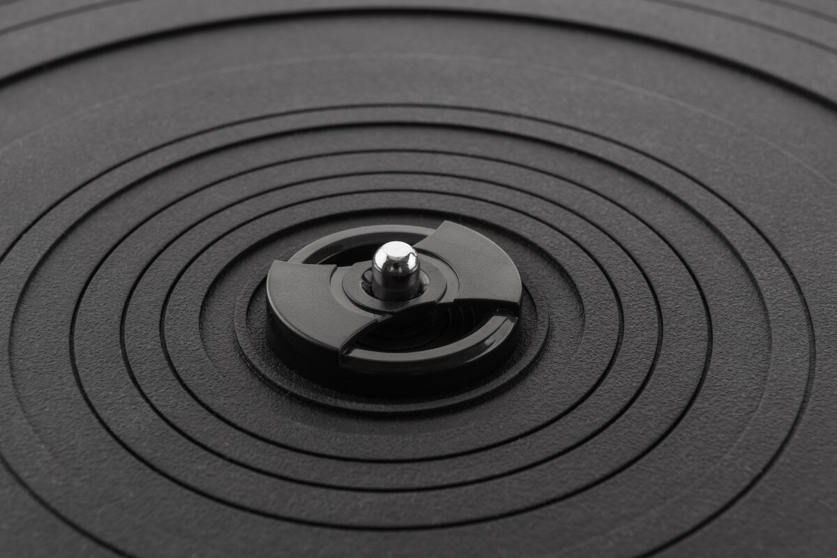 Gramofon JVC AL-E534B aluminiowy talerz gumowa podkładka system antyskatingu, kadr na talerz gramofonu