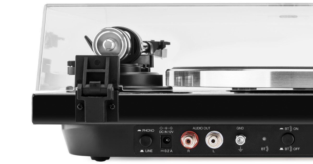 Gramofon JVC AL-E534B przedwzmacniacz RCA GND Bluetooth bezprzewodowe słuchanie, gramofon na białym tle, kadr na złącza