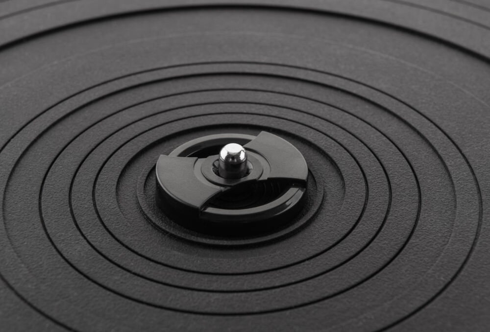 Gramofon JVC AL-E534M aluminiowy talerz gumowa podkładka system antyskatingu, kadr na talerz gramofonu