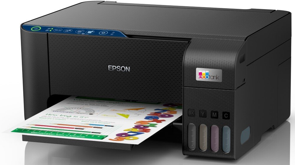 Czarne urządzenie wielofunkcyjne z logo Epson na przodzie, drukujące kolorowy dokument. Na panelu widoczne są przyciski i wskaźniki, a z boku pojemniki na tusz oznaczone BK, Y, M, C.