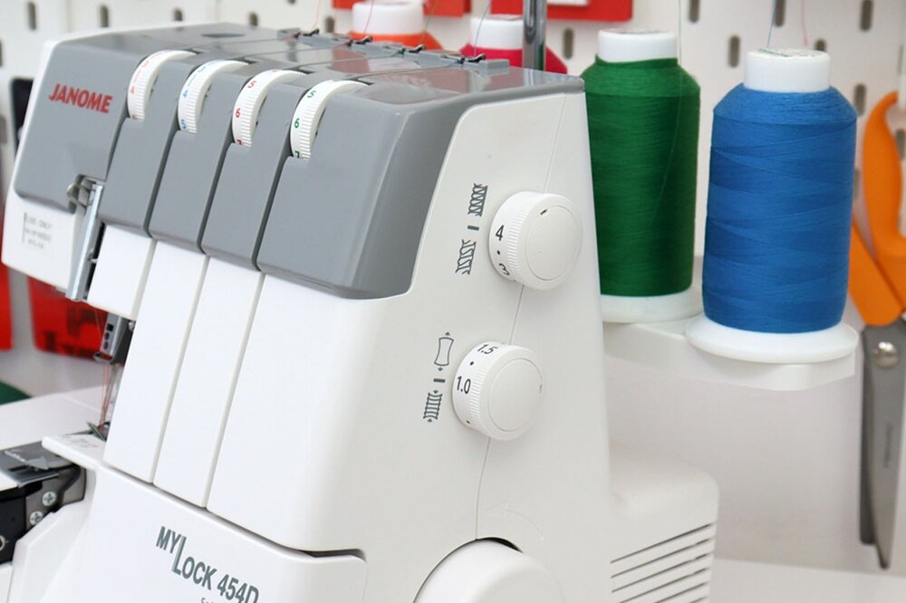 Maszyna do szycia Overlock JANOME 454D regulacja długości i szerokości ściegu, dopasowane parametry, krótsze ściegi, dłuższe ściegi