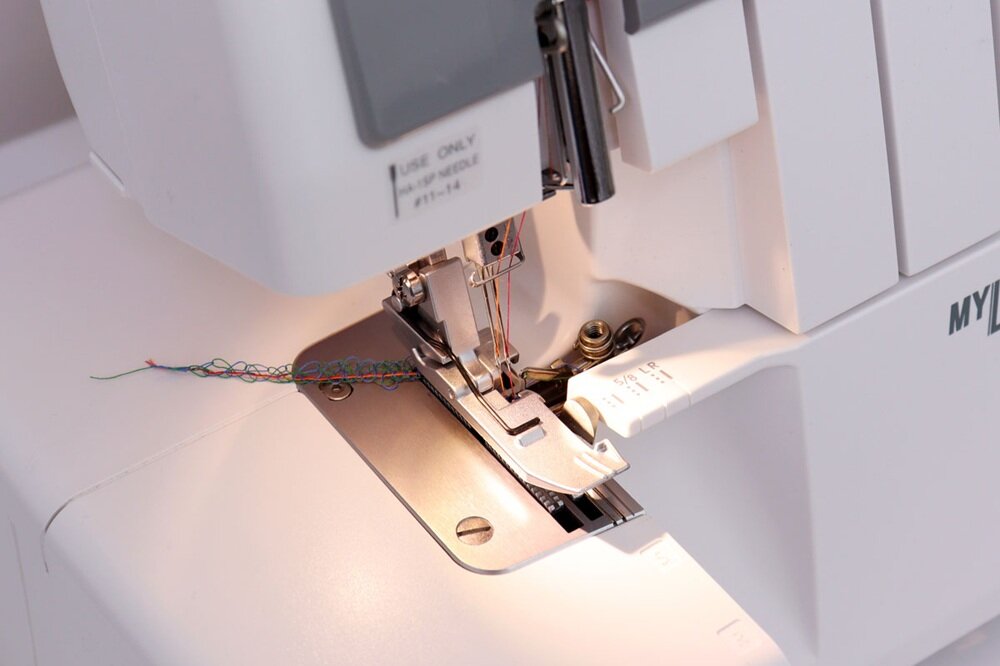 Maszyna do szycia Overlock JANOME 454D wbudowane oświetlenie led, dobra widoczność, wygoda i precyzja