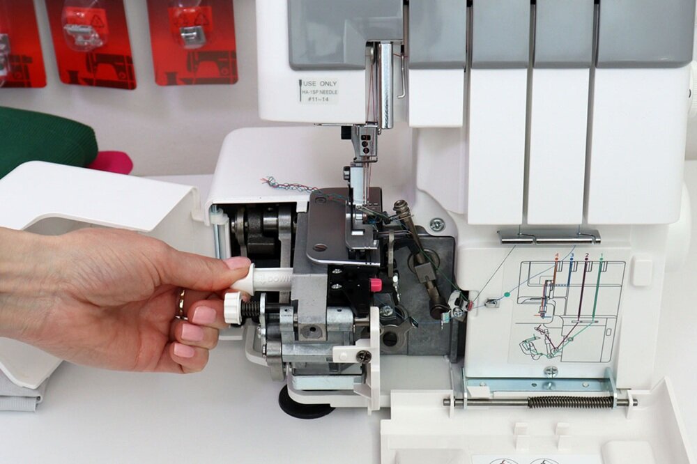 Maszyna do szycia Overlock JANOME 454D metalowa konstrukcja, stabilna i precyzyjna praca, solidne wnętrze