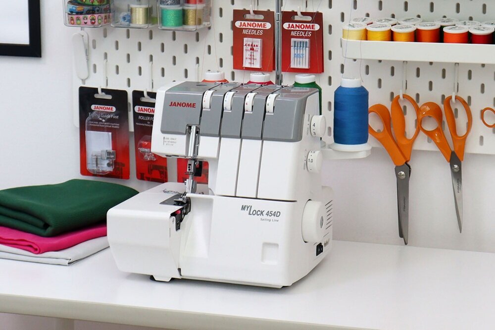 Maszyna do szycia Overlock JANOME 454D estetyczne i trwałe wykończenie, prosta obsługa, stabilna i wygodna praca