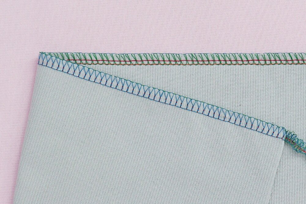 Maszyna do szycia Overlock JANOME 454D łączenie i obrzucanie krawędzi materiału, elastyczny i trwały