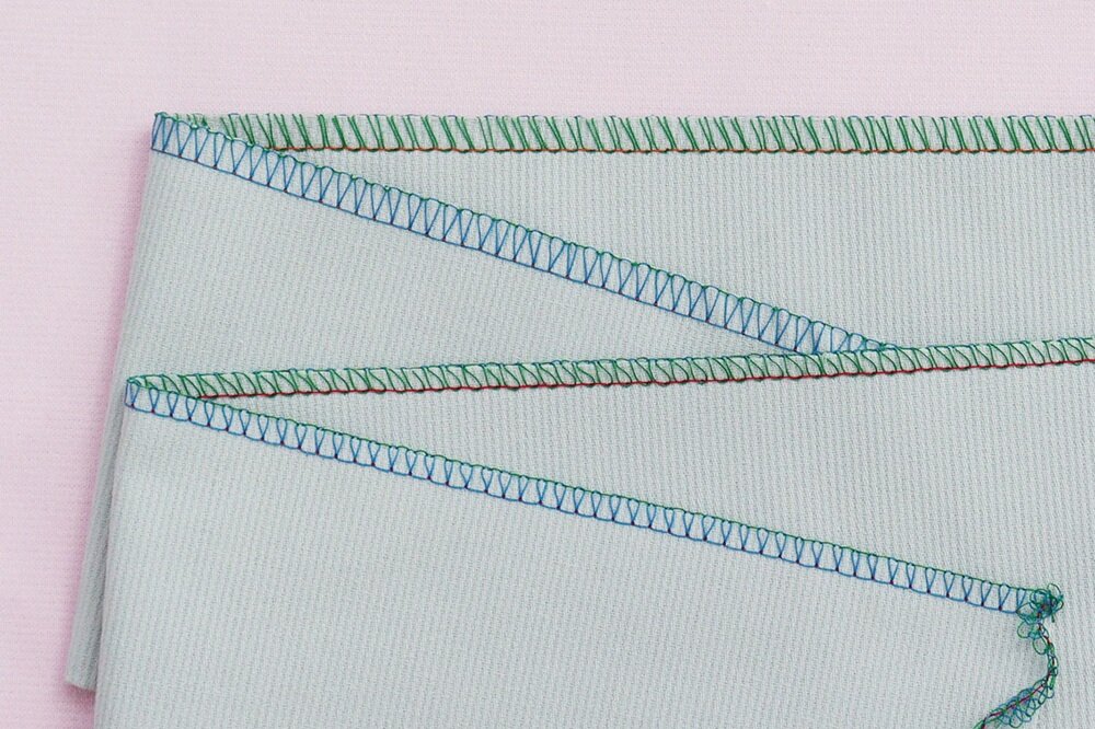 Maszyna do szycia Overlock JANOME 454D zabezpieczanie krawędzi, do cienkich i delikatnych materiałów, schludne wykończenie