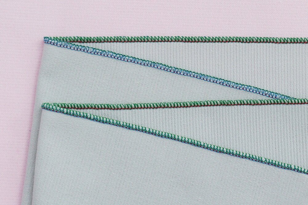 Maszyna do szycia Overlock JANOME 454D ścieg rolujący, szybkie i estetyczne zawijanie krawędzi, subtelny efekt