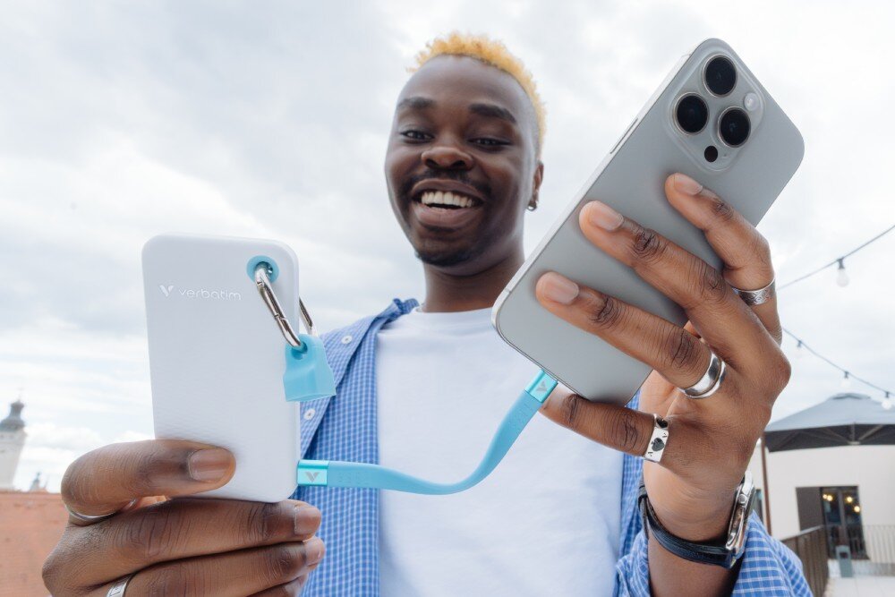 Dysk VERBATIM Pocket Mężczyzna trzyma smartfon, do dolnego portu telefonu podłączony jest mały dysk zewnętrzny, pojemność, dyski, wymiary, waga