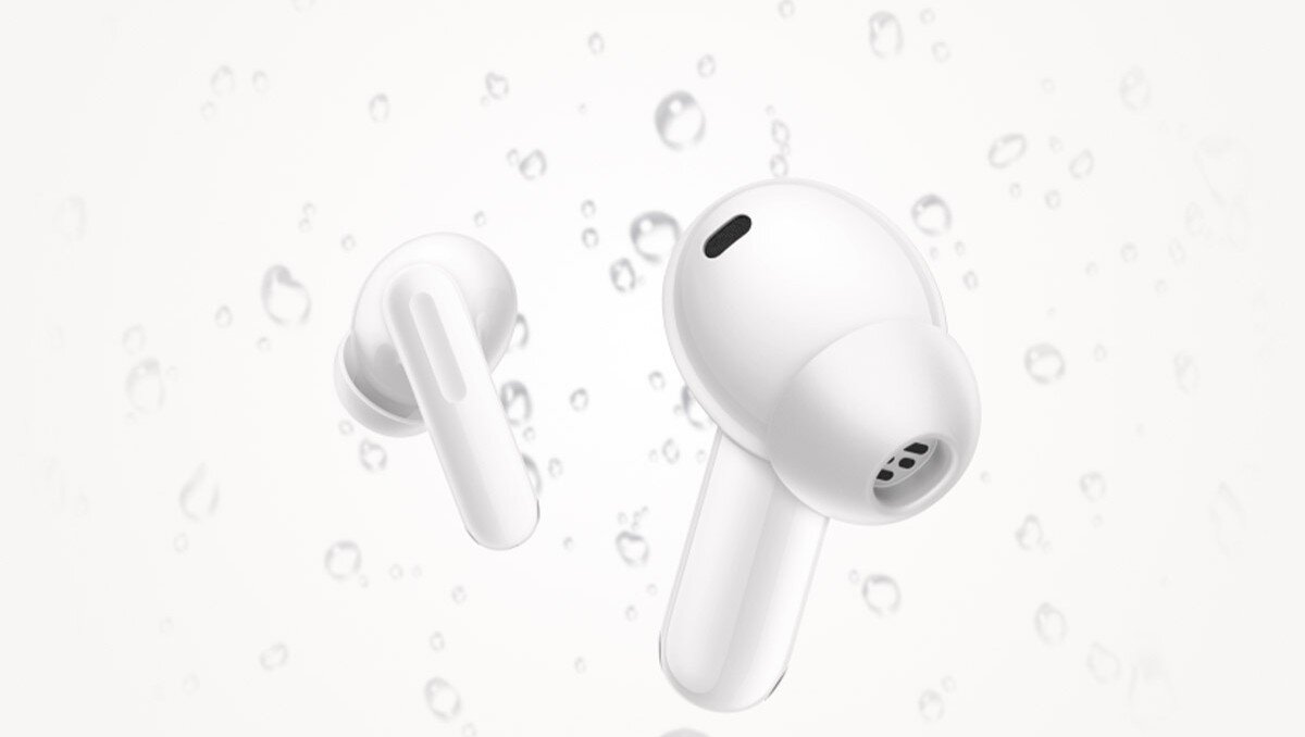 OPPO Enco X3s ANC odporność IP55 kurz i woda, Białe słuchawki OPPO na tle gładkiej powierzchni zachlapanej wodą