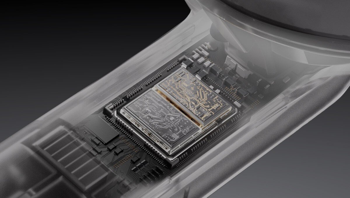 OPPO Enco X3s ANC LHDC 5.0 Hi-Res Audio czyste bogate brzmienie, Zbliżenie na fragment słuchawki Enco X3s z widocznymi przetwornikami
