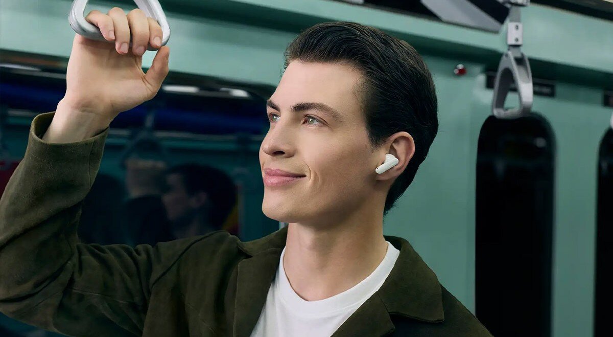 OPPO Enco X3s ANC ultraszeroki zakres częstotliwości redukcja szumu, Chłopak słuchający muzyki na bezprzewodowych słuchawkach w zatłoczonym metrze