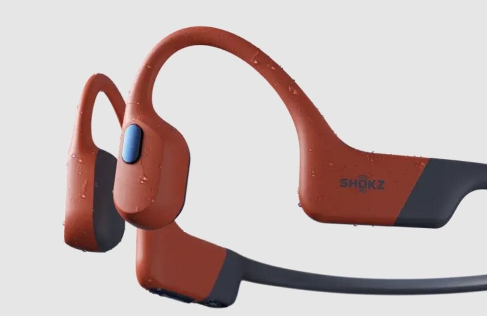 Słuchawki SHOKZ OpenSwim Pro fizyczne przyciski sterowanie pod wodą sport, słuchawki kostne po skosie na białym tle