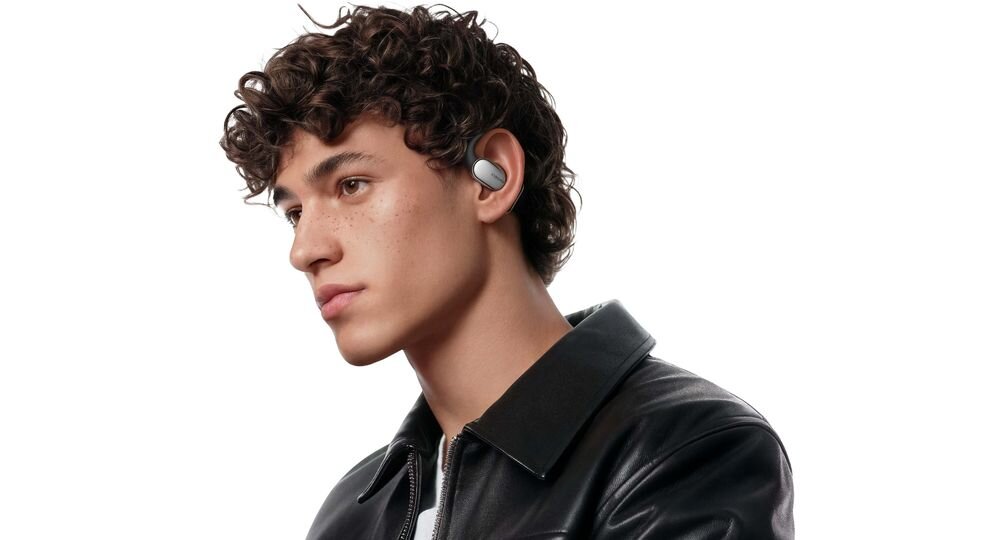 XIAOMI Openwear Stereo Pro komfort lekkie dopasowanie do ucha elastyczny drut tytanowy, osoba z założonymi słuchawkami dousznymi