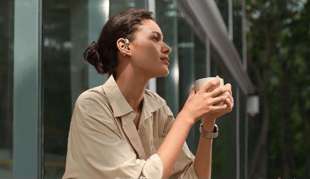 XIAOMI Openwear Stereo Pro tuning Harman EQ tryby audio, osoba z założonymi słuchawkami dousznymi